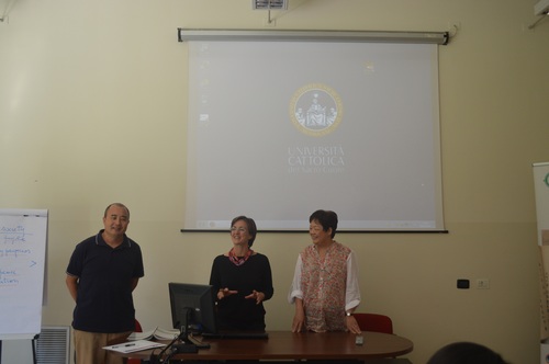 中意双方院长对两位教授表示欢迎,并作了开场致辞。 中意双方院长对两位教授表示欢迎,并作了开场致辞。