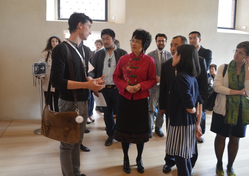 汉语导游Edoardo同学带领大家参观博物馆 汉语导游Edoardo同学带领大家参观博物馆