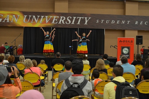 西密歇根大学孔子学院志愿者传统舞蹈表演 西密歇根大学孔子学院志愿者传统舞蹈表演