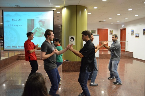 当地教练讲授咏春拳法 当地教练讲授咏春拳法