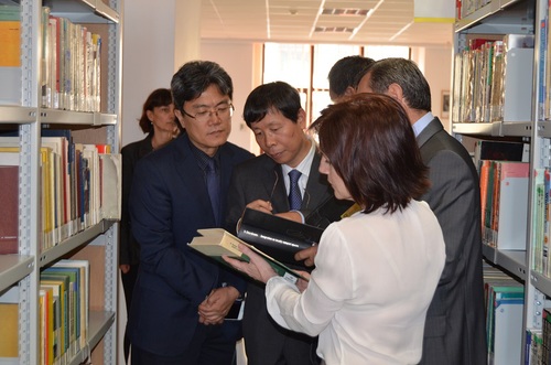 崔希亮校长一行参观卢奇安.布拉卡大学图书馆中国图书分馆 崔希亮校长一行参观卢奇安.布拉卡大学图书馆中国图书分馆