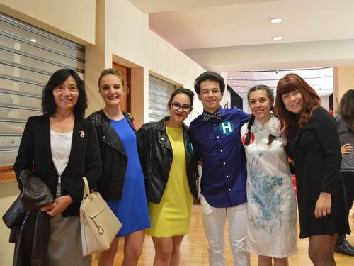 圣心大学孔子课堂参赛选手和带队教师胡波(左)、李漫(右)合影 圣心大学孔子课堂参赛选手和带队教师胡波(左)、李漫(右)合影