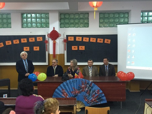 德瓦艺术中学校长米胡茨(Gheorghe Mihuț)先生主持典礼 德瓦艺术中学校长米胡茨(Gheorghe Mihuț)先生主持典礼