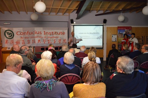 负责人约翰先生在向观众介绍两位主讲人 负责人约翰先生在向观众介绍两位主讲人