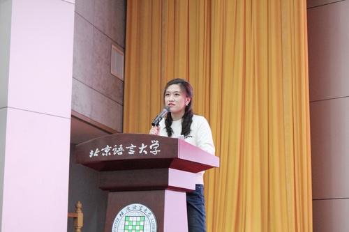 图2 谭佳琳老师发言 图2 谭佳琳老师发言