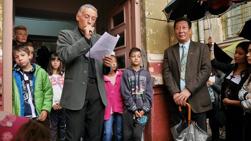 少年宫主任丹尼尔(Vecsei Daniel)先生主持开课仪式 少年宫主任丹尼尔(Vecsei Daniel)先生主持开课仪式
