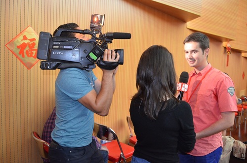 接受电视台采访 接受电视台采访