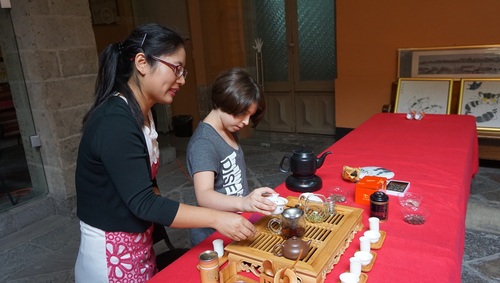 孔院教师指导小学员体验茶艺 孔院教师指导小学员体验茶艺