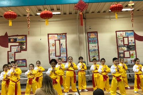 东点学校孔子课堂孩子们表演《精忠报国》