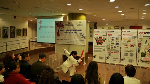 汉语教师志愿者唐湘宜为观众表演中国功夫太极扇 汉语教师志愿者唐湘宜为观众表演中国功夫太极扇