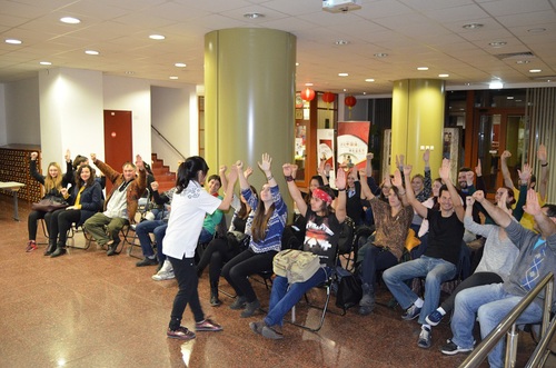 教授观众抱拳礼 教授观众抱拳礼