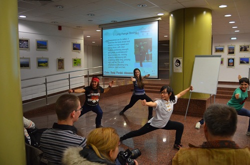 观众和老师学习长拳 观众和老师学习长拳