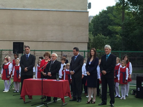 德瓦艺术中学校长米胡茨(Gheorghe Mihuț)先生主持开学典礼 德瓦艺术中学校长米胡茨(Gheorghe Mihuț)先生主持开学典礼