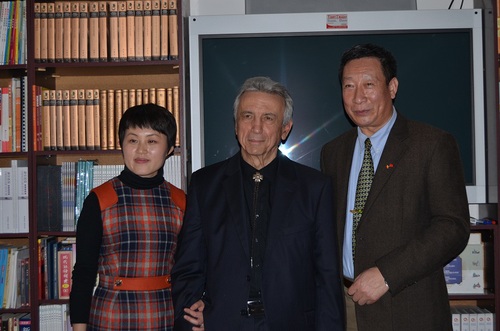 康洁博士与锡比乌孔子学院中、外方院长合影 康洁博士与锡比乌孔子学院中、外方院长合影