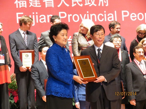 国务院副总理刘延东向崔希亮校长颁发“先进中方承办院校”奖 国务院副总理刘延东向崔希亮校长颁发“先进中方承办院校”奖