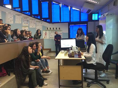 老师在讲解关于中国茶的知识 老师在讲解关于中国茶的知识