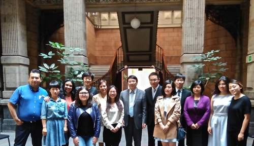 王主任一行与墨国大孔院教师合影 王主任一行与墨国大孔院教师合影