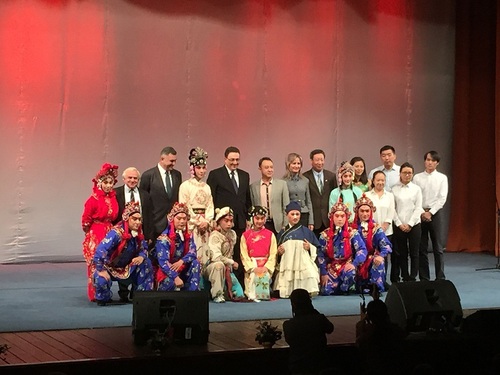 演出后合影留念 演出后合影留念