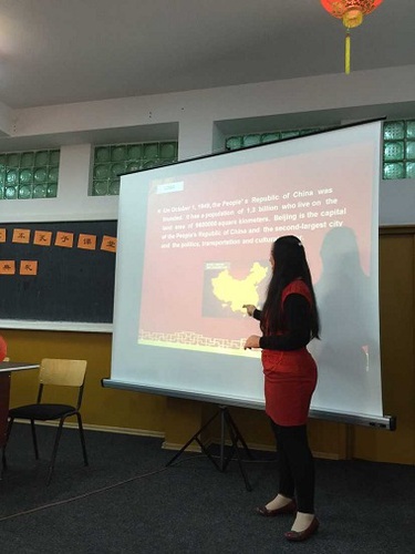 汉语教师马薇为在场的师生们讲解中国十二生肖 汉语教师马薇为在场的师生们讲解中国十二生肖