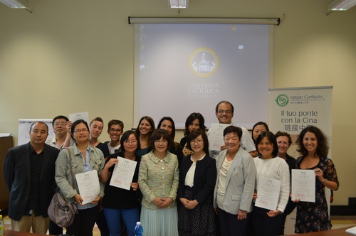 郁院长为老师们颁发结业证书,并合影留念。 郁院长为老师们颁发结业证书,并合影留念。