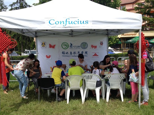 锡比乌孔子学院参加市儿童节游园会 锡比乌孔子学院参加市儿童节游园会