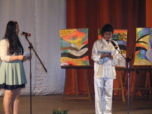 优秀学生爱丽(Stan Alexandra)和在场师生分享学习汉语的心得 优秀学生爱丽(Stan Alexandra)和在场师生分享学习汉语的心得