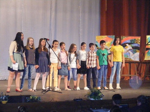 德瓦艺术中学孔子课堂的孩子们演唱中国儿歌《泥娃娃》和《茉莉花》 德瓦艺术中学孔子课堂的孩子们演唱中国儿歌《泥娃娃》和《茉莉花》