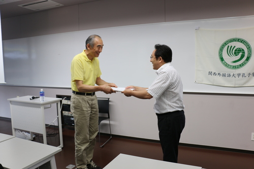 靳卫卫院长为学员颁发证书 靳卫卫院长为学员颁发证书