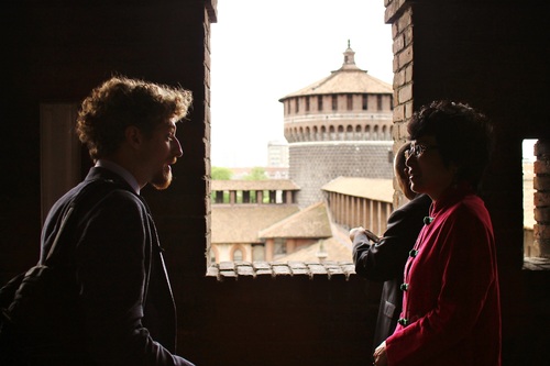 汉语导游Elia同学为王冬总领事讲解城堡历史 汉语导游Elia同学为王冬总领事讲解城堡历史