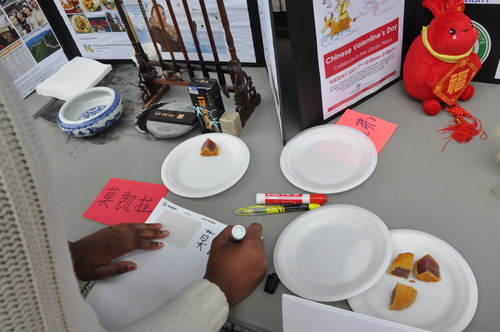 美国学生莫凯拉认真书写自己的名字 美国学生莫凯拉认真书写自己的名字