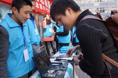 3 宿舍楼下为同学提供电脑除尘服务 3 宿舍楼下为同学提供电脑除尘服务