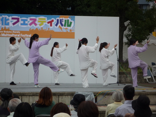 市民认真地观看太极拳表演-001 市民认真地观看太极拳表演-001