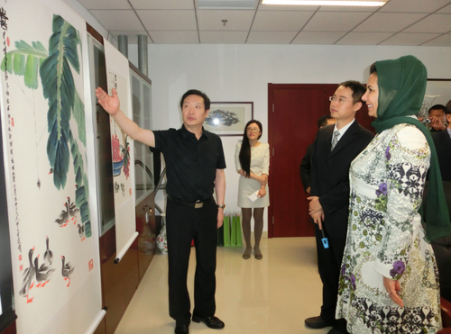 3国画大师邓白跃进向阿迪莱公主介绍画作寓意 3国画大师邓白跃进向阿迪莱公主介绍画作寓意