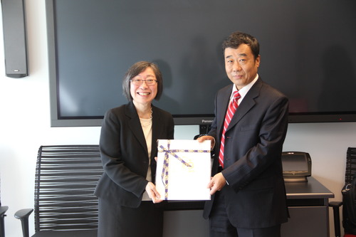 图片三:接受加拿大不列颠哥伦比亚大学赠礼 图片三:接受加拿大不列颠哥伦比亚大学赠礼