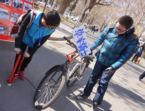 2 为同学提供自行车打气服务 2 为同学提供自行车打气服务