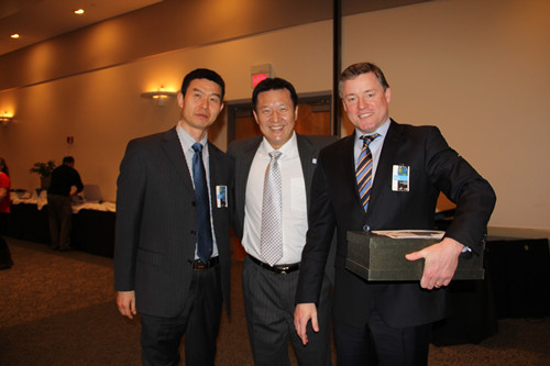 图(五)孔子学院陈忠院长和刘骏副校长及Mr. Kevin Glass 热切交流 图(五)孔子学院陈忠院长和刘骏副校长及Mr. Kevin Glass 热切交流