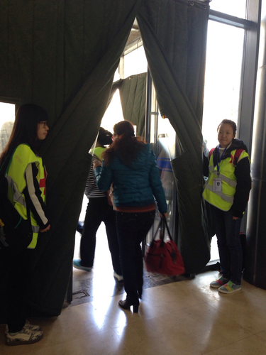 2 红会志愿者为进出食堂的师生掀起门帘 2 红会志愿者为进出食堂的师生掀起门帘