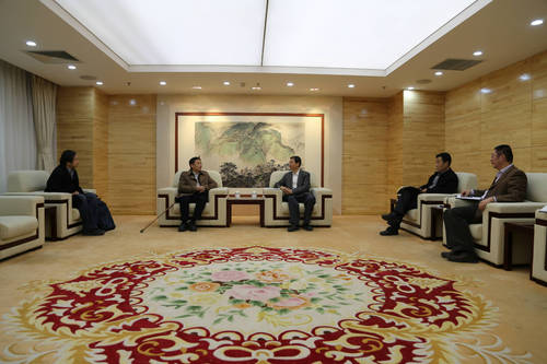 崔校长与张永安理事长会谈 崔校长与张永安理事长会谈
