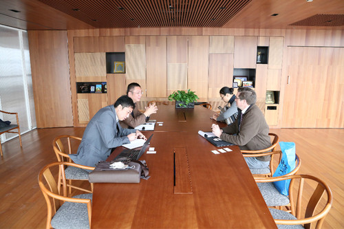 双方进行合作洽谈 双方进行合作洽谈