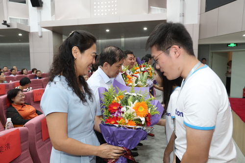 学生向教师代表鲜花 学生向教师代表鲜花