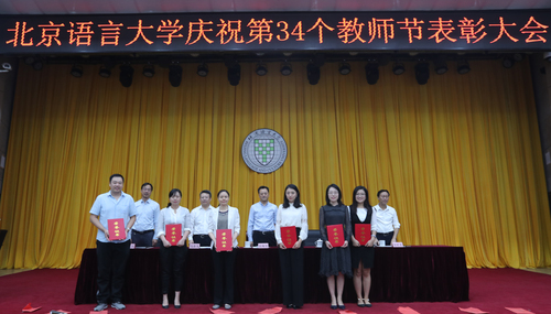 颁发获奖证书 颁发获奖证书