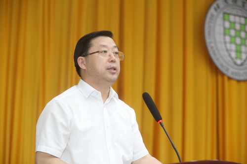 刘利校长主持表彰大会 刘利校长主持表彰大会