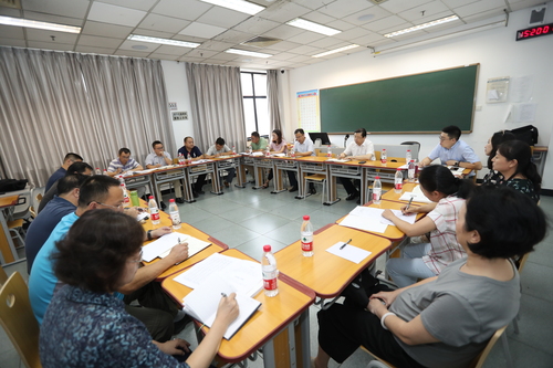 刘利校长参加分组讨论