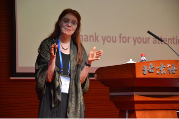 Margaret Selting教授做大会报告 Margaret Selting教授做大会报告