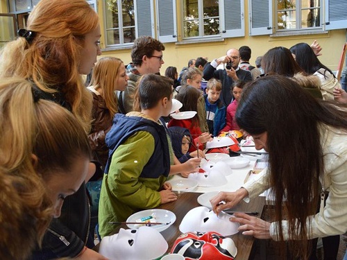 京剧脸谱活动让参与者在动手动的过程中感受中国文化 京剧脸谱活动让参与者在动手动的过程中感受中国文化