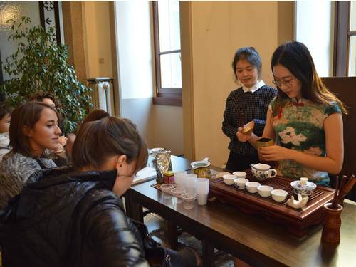 活动参与者正在尝试中国茶 活动参与者正在尝试中国茶