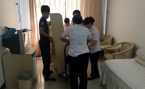 整理客房的一线服务人员 整理客房的一线服务人员