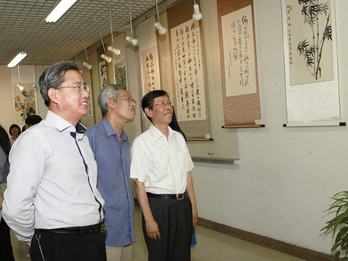 崔希亮校长、王鲁新副书记与张强老师共同参观书画展 崔希亮校长、王鲁新副书记与张强老师共同参观书画展