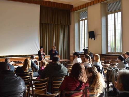 米兰天主教圣心大学孔子学院中方院长郁有学(右)致辞,圣心大学中文系黄美颐老师(左)翻译 米兰天主教圣心大学孔子学院中方院长郁有学(右)致辞,圣心大学中文系黄美颐老师(左)翻译