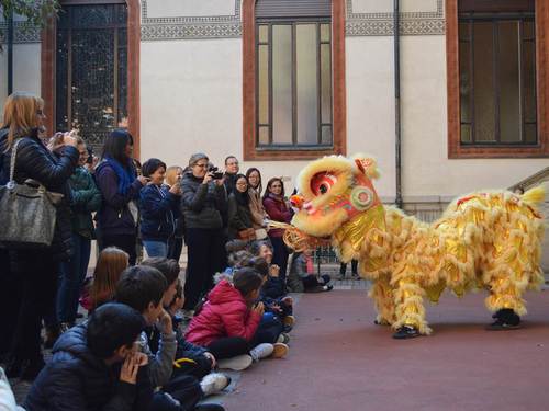 舞狮表演得到了大家的阵阵掌声 舞狮表演得到了大家的阵阵掌声